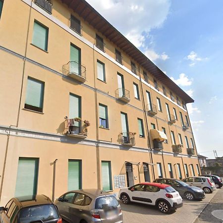 Apartamento 10' Da Malpensa & 1' Dalla Stazione TreniShuttle Somma Lombardo Exterior foto