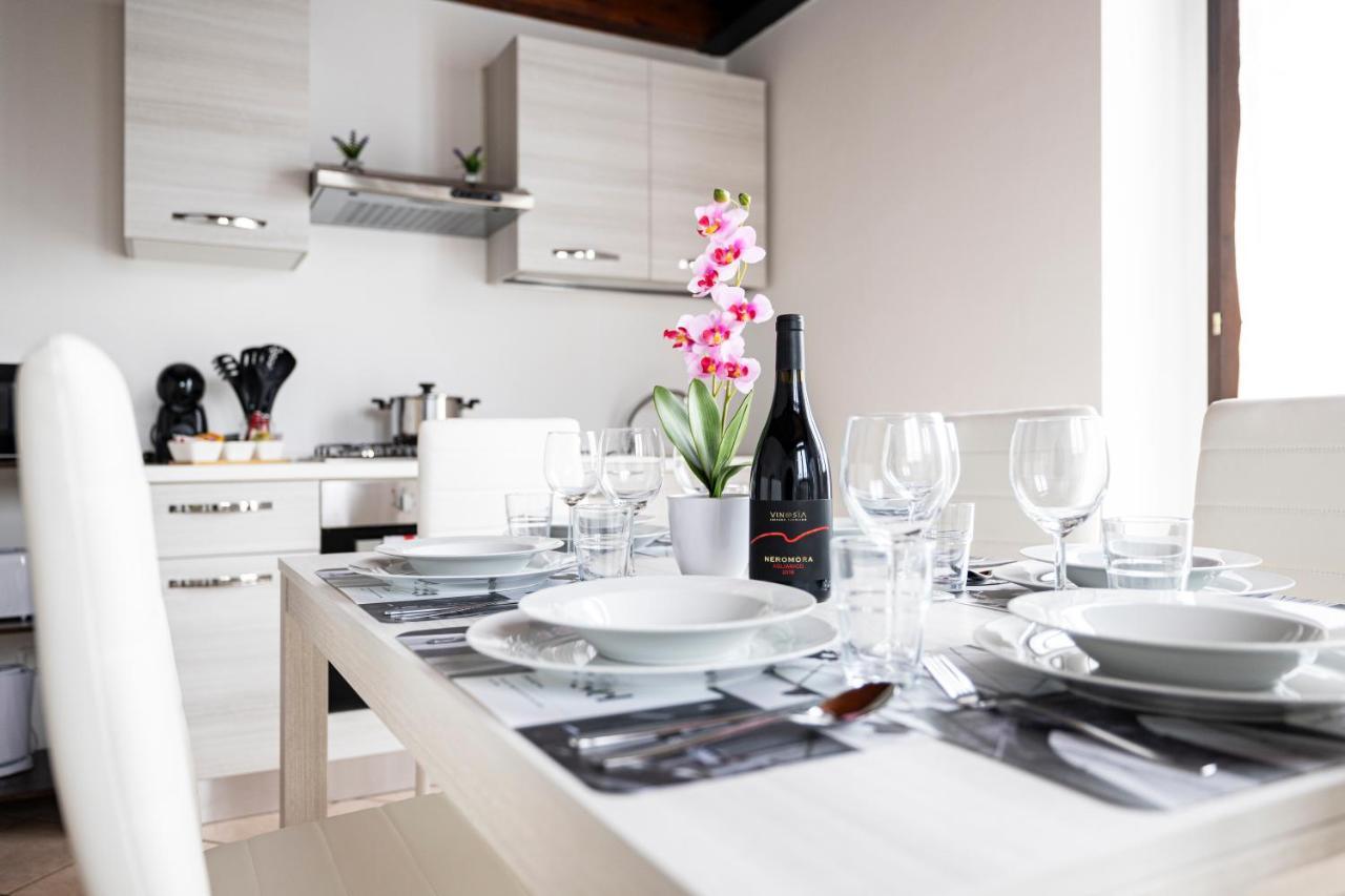 Apartamento 10' Da Malpensa & 1' Dalla Stazione TreniShuttle Somma Lombardo Exterior foto
